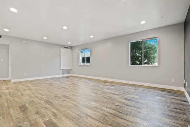 Building Photo - 5258 Oakland St