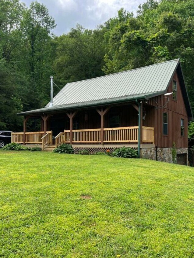 Primary Photo - 3 bedroom 1.5 bath Cabin in the woods for ...