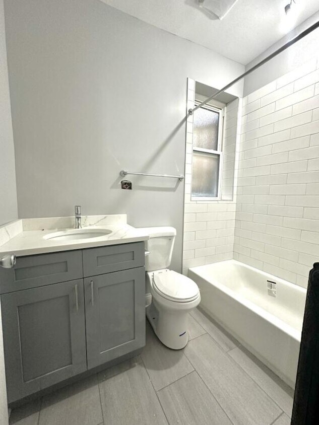 Building Photo - 3 bedroom in Chicago IL 60660