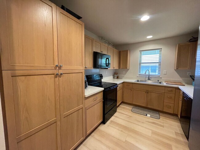 Foto del edificio - Fully Furnished 3 Bedroom/2 Bathroom
