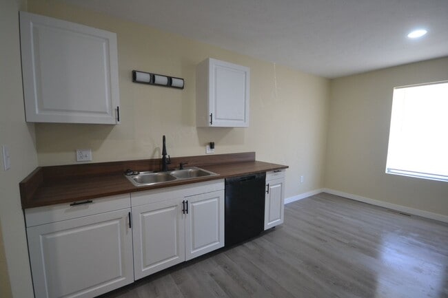 Building Photo - Vine St Duplexes