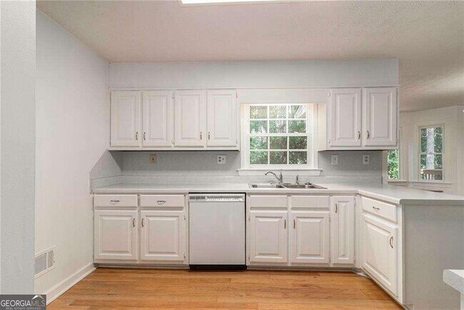 Building Photo - 5041 Huntshire Ln SW