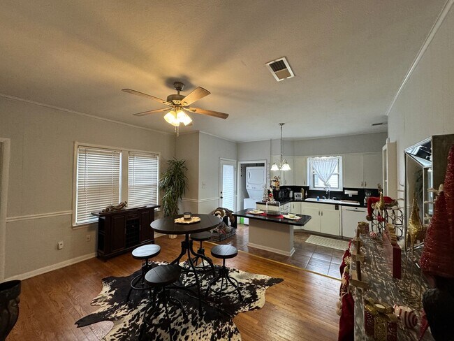 Building Photo - Southern Charm at its Best!!! Close to Bar...