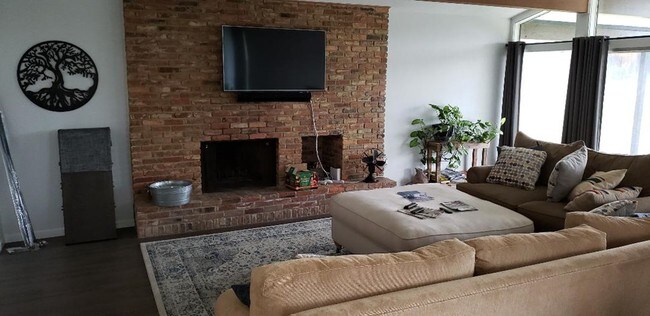 Foto del edificio - 3900 Lakeshore Dr
