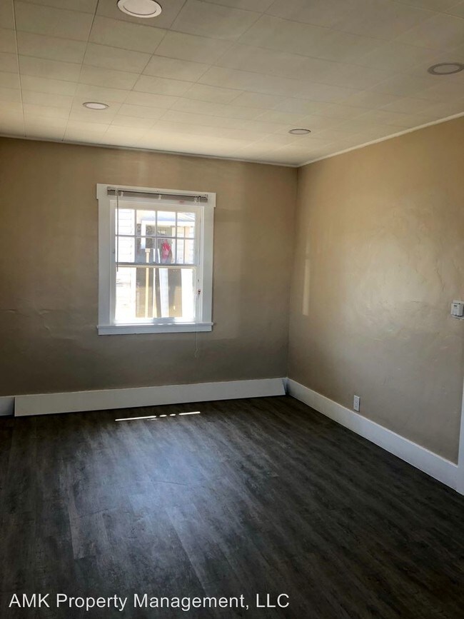 Building Photo - 4060 Oakcrest Dr