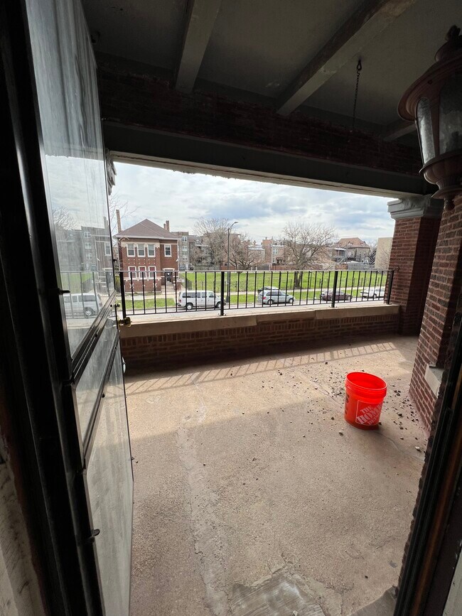 Balcony - 3264 W Washington Blvd