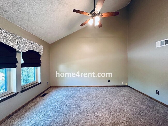 Building Photo - Spacious Liberty Home w/ an Updated Kitche...
