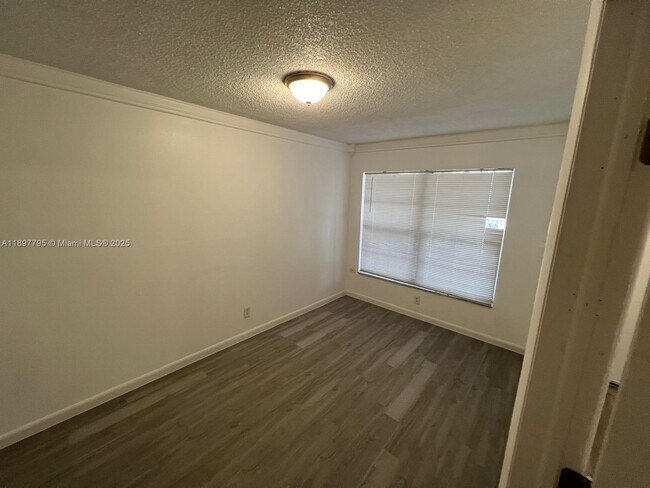 Foto del edificio - 6840 Pembroke Rd