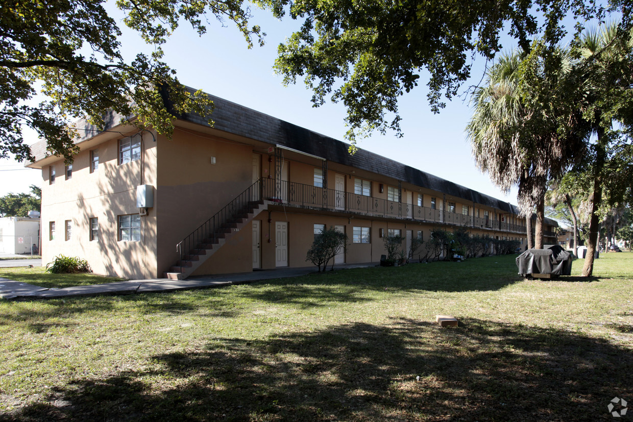 Hollywood Park Apartments - Hollywood Park West