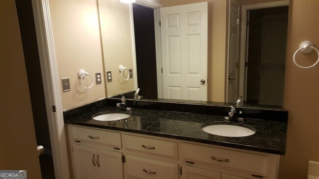 Foto del edificio - 2807 Forest Wood Dr