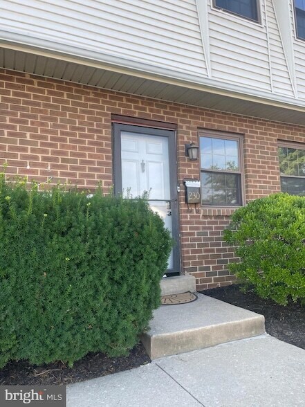 Building Photo - 230 Holly Dr