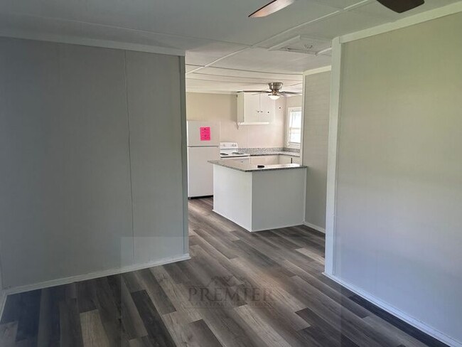 Building Photo - 2 Bed / 1 bath - Desoto KS -home for rent ...