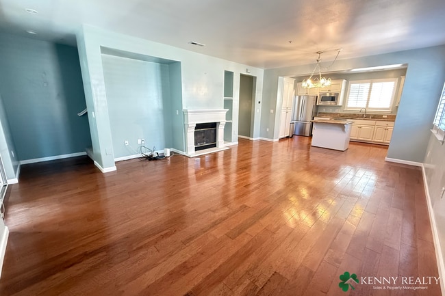Building Photo - Spacious 3 bedroom, 2.5 Bathroom Condo in ...