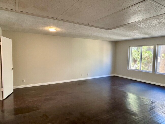 Foto del edificio - 17440 Burbank Blvd