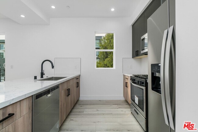 Foto del edificio - 522 Wilton Pl