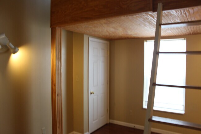 Building Photo - 319 American Ave
