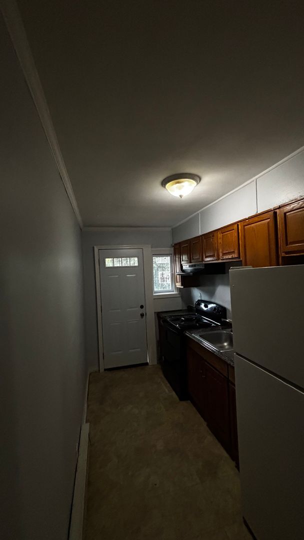 Building Photo - Charming 3-bedroom, 1-bathroom home locate...