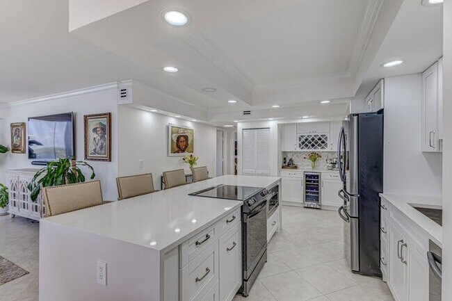 Building Photo - 5440 N Ocean Dr