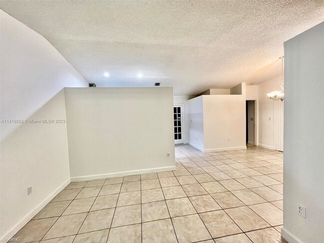 Building Photo - 3 br, 2 bath Townhome - 6637 NW 177th Ter