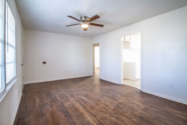 Building Photo - Updated 2 bedroom/1bathroom $899 Section 8...