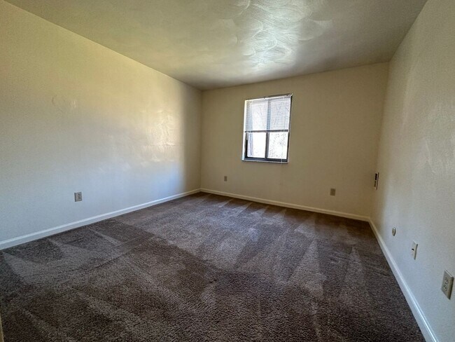 Building Photo - One Bedroom Apartment with Exposed Brick & Off-Street Parking! Tour this Stunning One Bedroom Today!