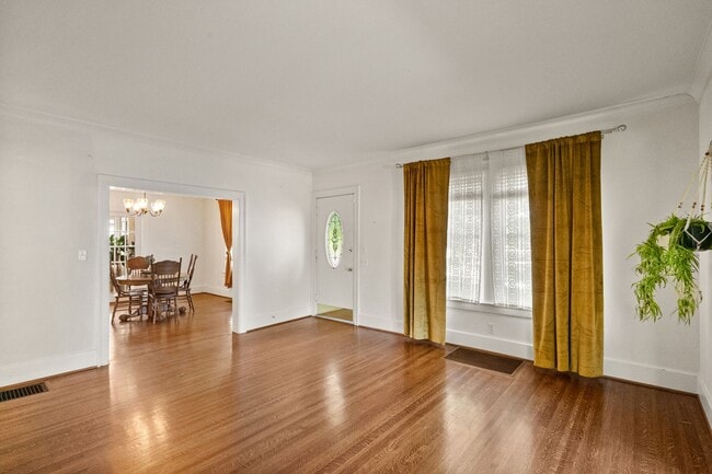Foto del edificio - 4 Bed 2 Bath Home with a large backyard an...
