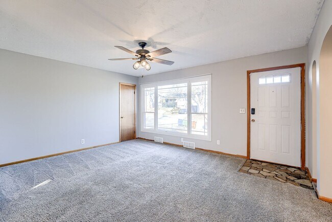 Building Photo - Charming 2 Bedroom With Bonus Room & Finis...