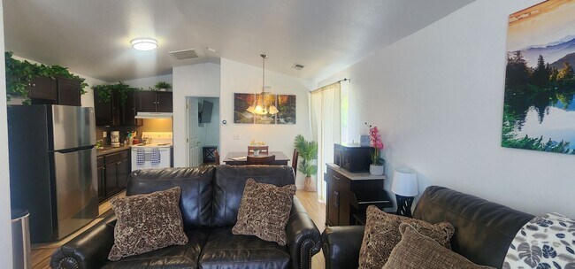 Foto del edificio - 4190 Hillside Ct