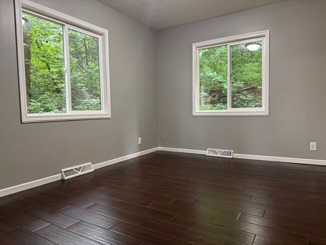 Building Photo - Stunning 3 Bedroom 2 Bathroom Home in Burn...