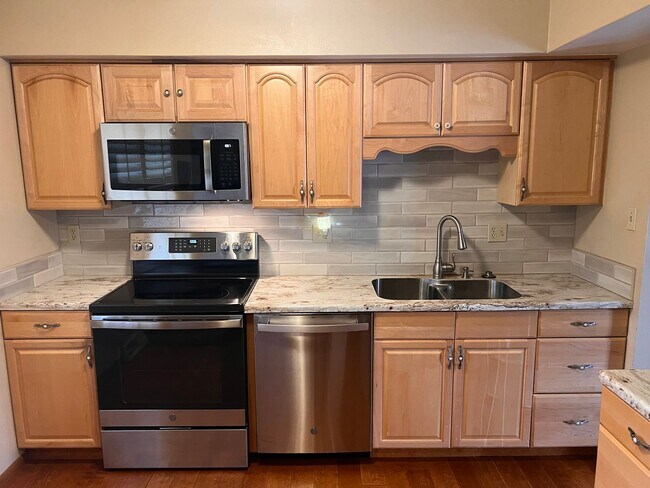 Building Photo - Beautiful 3 Bed 2 Bath Ranch Home with Ful...