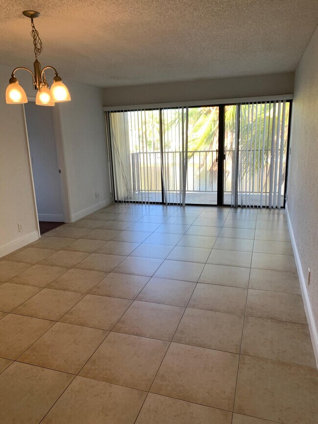 Foto del edificio - 1463 Lake Crystal Dr