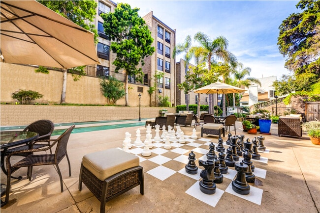 Building Photo - Chateau La Jolla