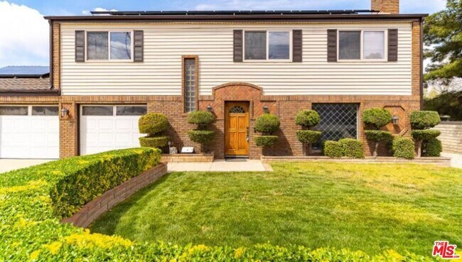 Building Photo - 4855 Ave