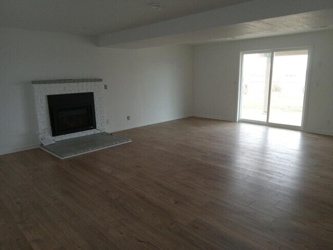 Foto del edificio - Amazing Private home with views 4-bedroom 2 bath, 2 car garage