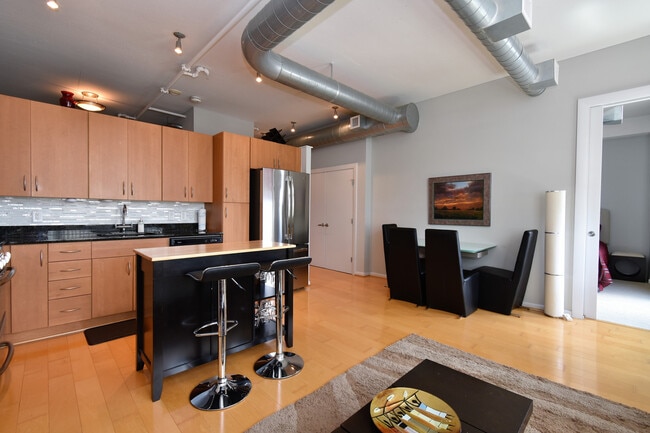 Foto del edificio - Incredible 11th Floor 2BR/2BA Condo Blocks from the Metro in Vibrant Mount Vernon Triangle!