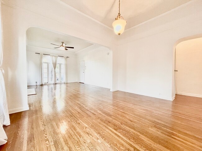 Building Photo - 1306 1/2 S Cloverdale Ave Los Angeles, CA ...