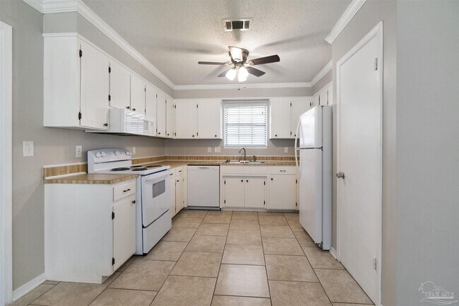 Building Photo - 587 Bobwhite Dr