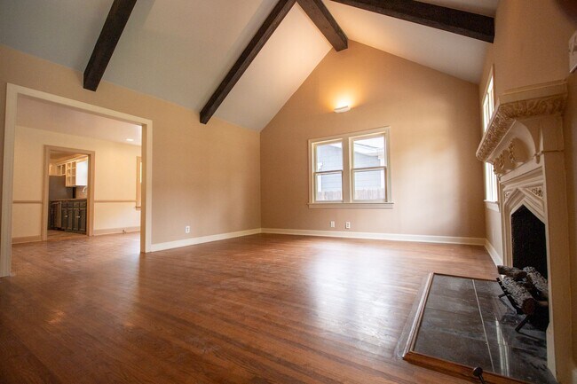 Foto del edificio - 2124 E 19th St