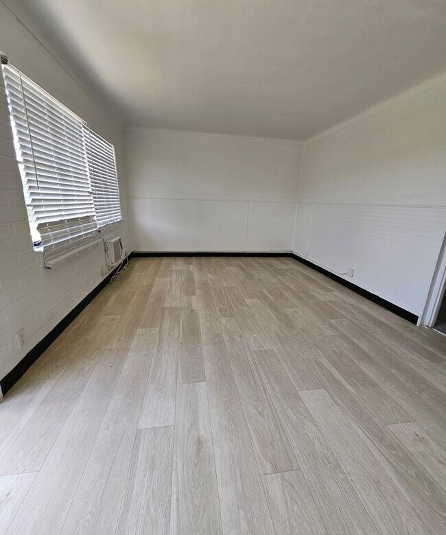 Foto del edificio - IMPERIAL CORNER APARTMENTS - AVAILABLE NOW