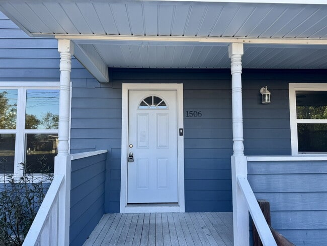 Building Photo - FRESHLY PAINTED 4 bedroom home in Lynn Haven!