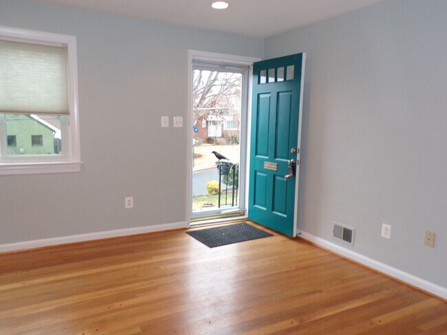 Foto del edificio - Beautiful Three Bedroom House in N Arlington; Dominion Hills