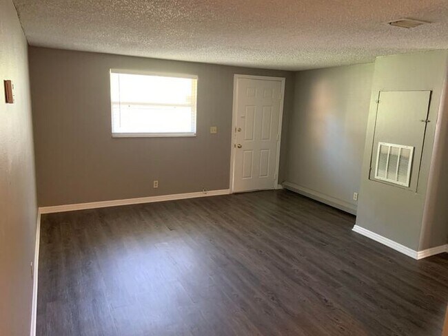 Foto del edificio - Affordable 2/1 Duplex Available Immediatel...