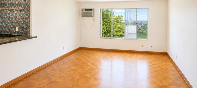 Foto del edificio - 1344 N Martel Ave