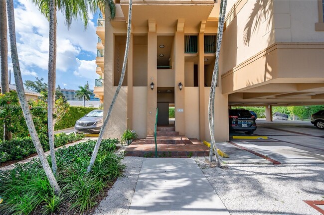 Building Photo - 222 Madeira Ave