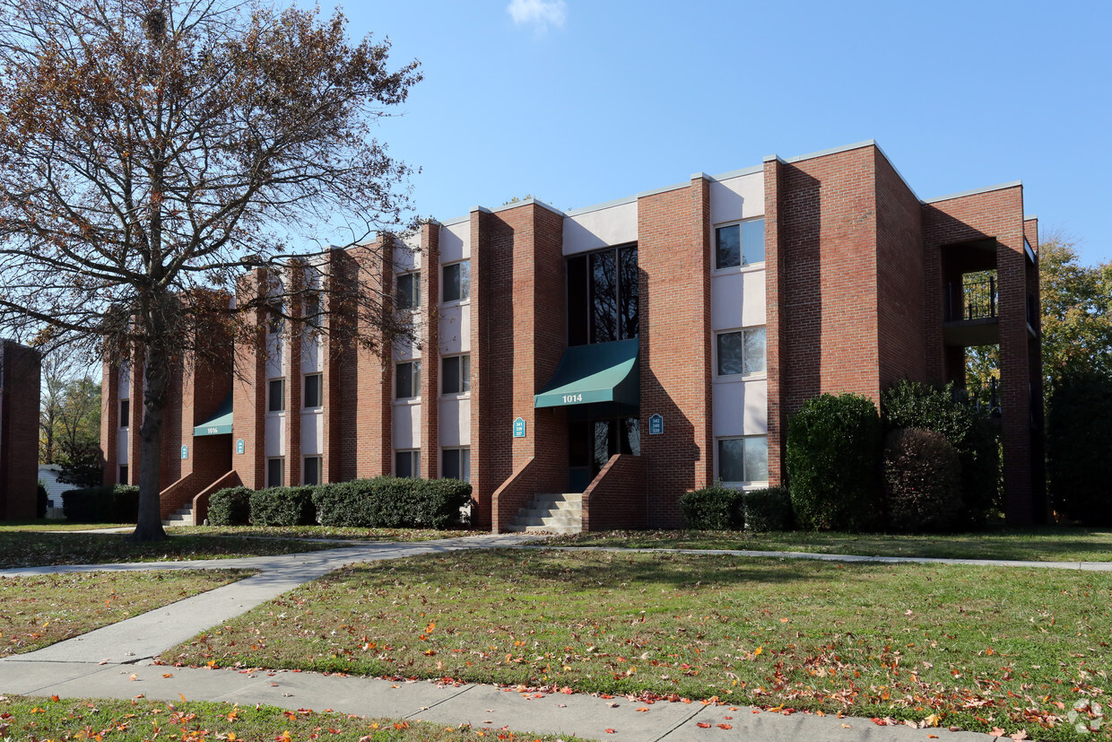 Foto principal - College Park Apartments