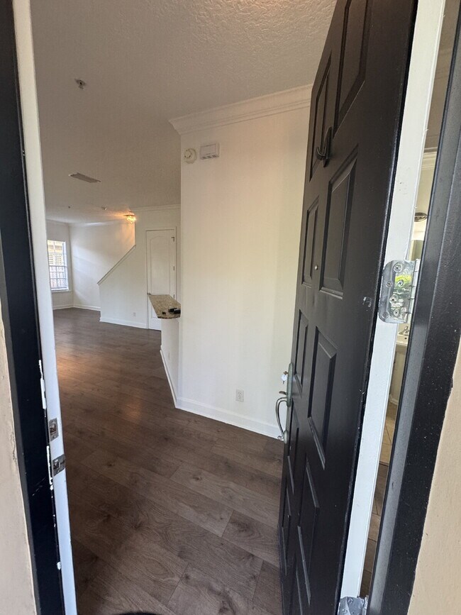 Foto del edificio - "Spacious 3-Bed Townhouse Retreat in Tampa's Heart - Modern Comforts Await!"