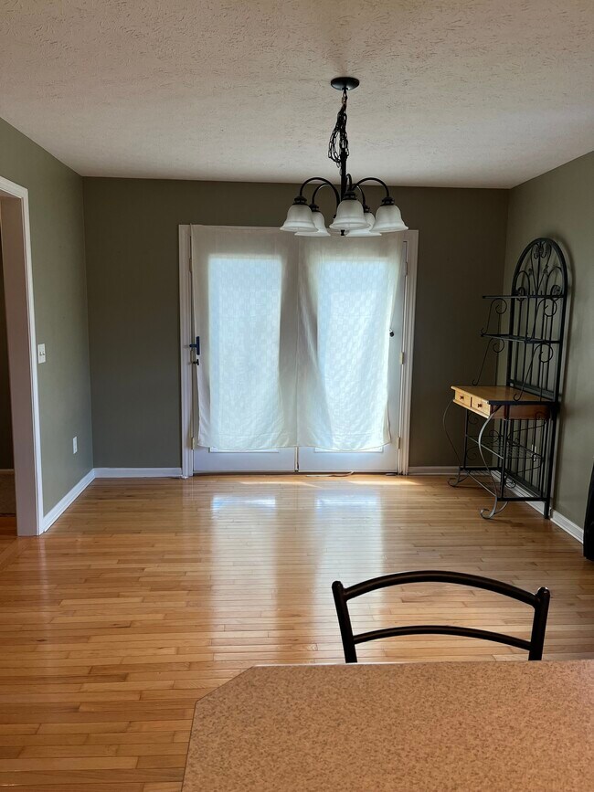 Foto del edificio - 320 Red Elm Ln