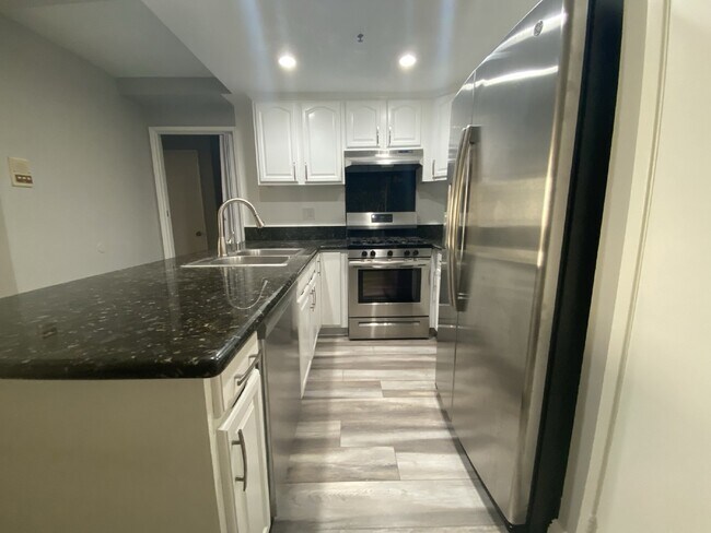 Foto del edificio - 2 + 2 Spacious Condo in Prime NoHo Locatio...
