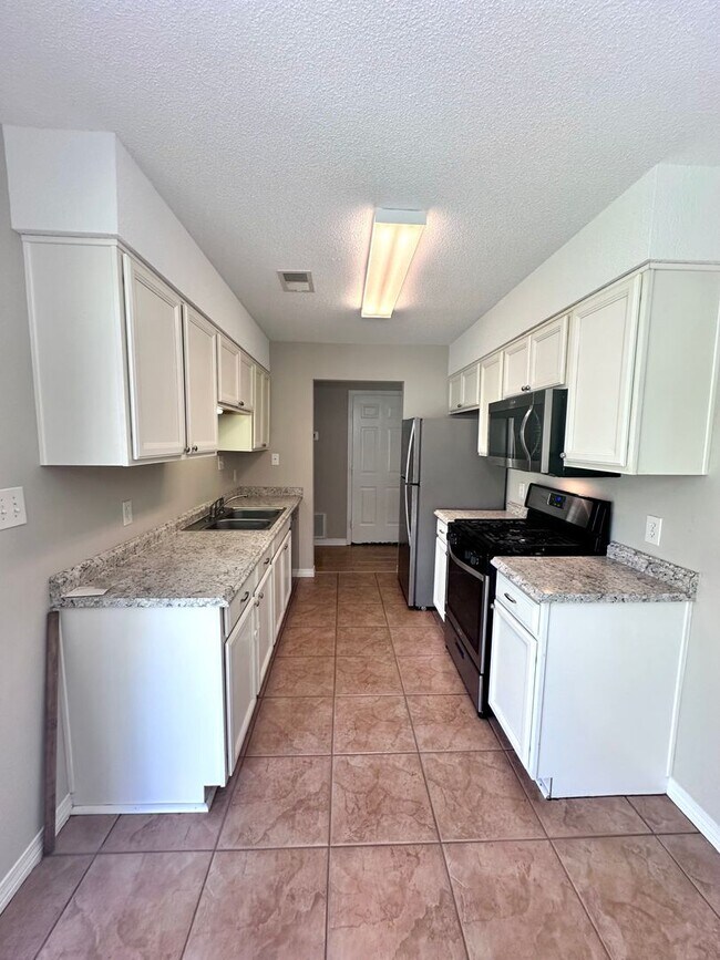 Building Photo - Adorable, Centrally located 3B/2B Home ava...