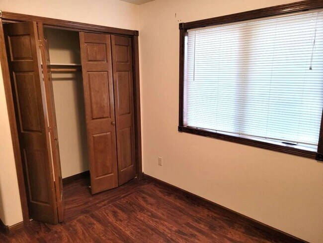 Building Photo - 2 Bedroom 1 Bathroom For Rent In Evansvill...